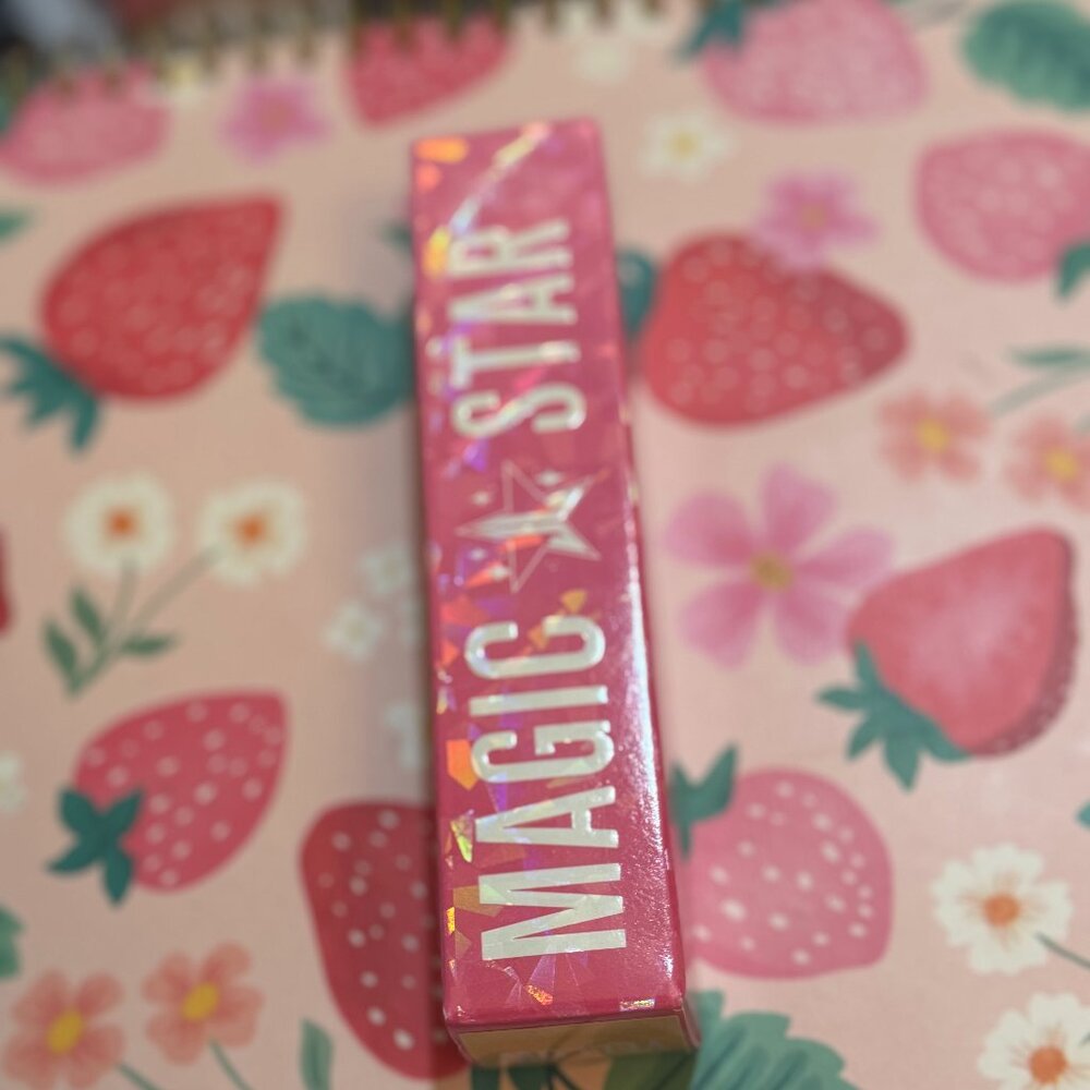 JEFFREE STAR Liquid Concealer in shade Yellow